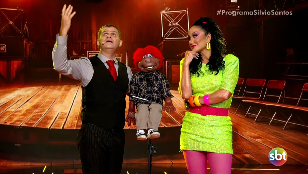 otcomentatudo's tweet photo. O boneco se apaixonou pela Helen ❤️
#ProgramaSilvioSantos https://t.co/cB0bUiEZA8