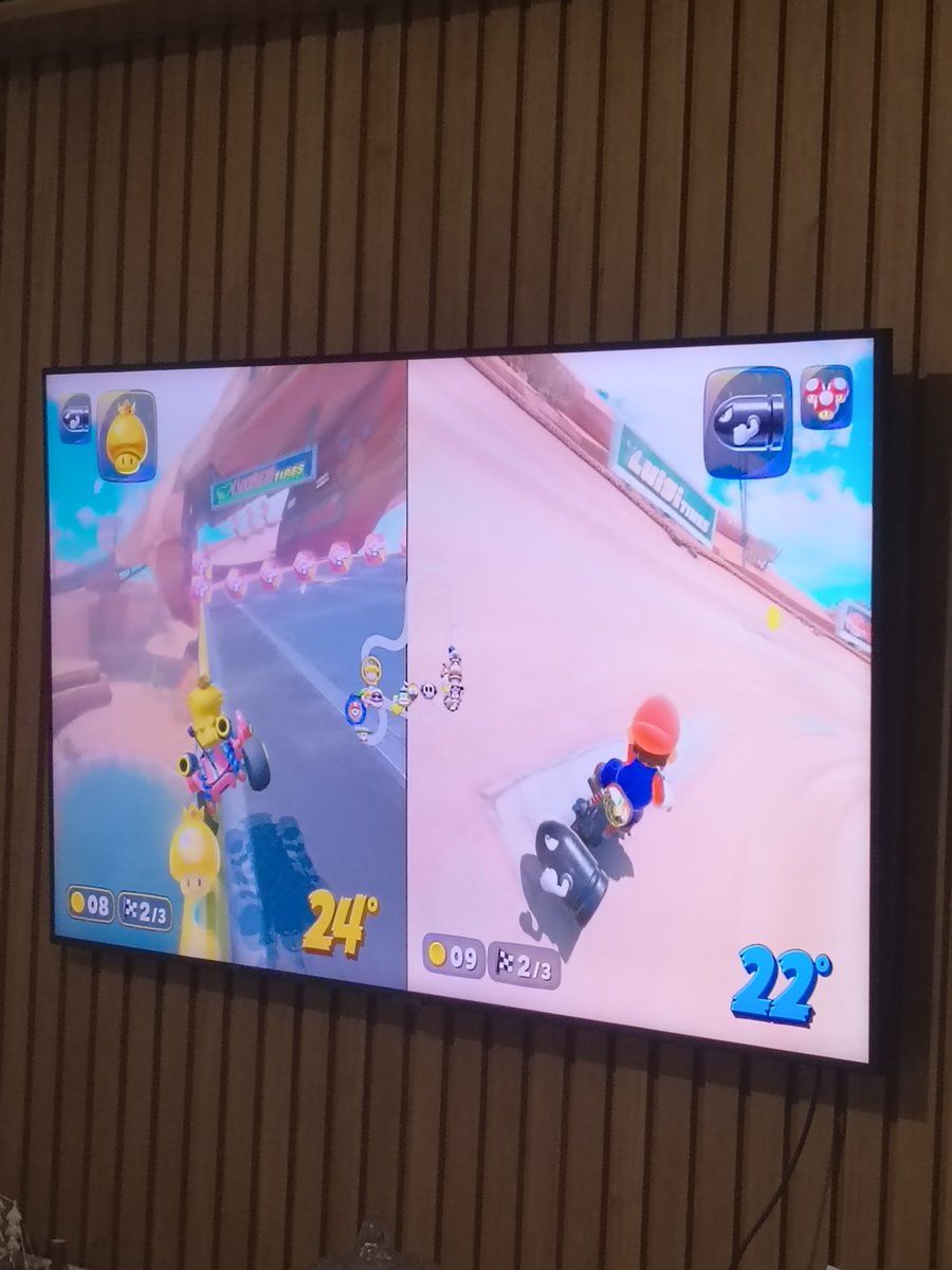 OnlyTrevazX's tweet photo. Meus dois primos pequenos vieram aqui em casa e ficaram jogando Mario Kart.

Tava ouvindo lá da varando os dois gritando como se estivessem na disputa mais acirrada da história.

 Chego pra olhar

Ele em 22°
Ela em 24° https://t.co/uZ8LF1tQvh