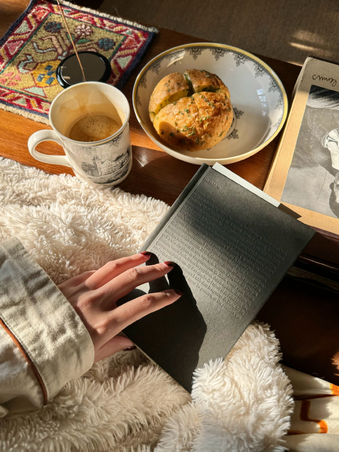 RickiMeinefi's tweet photo. Cozy Sunday at home, baking cookies u0026 curling up with a good book—perfect little escape from the chaos https://t.co/74OR9LPkTF