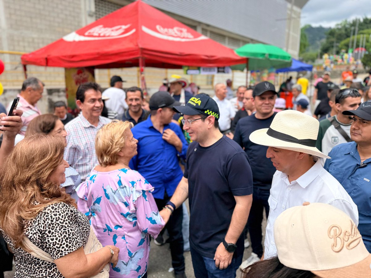 OscarVillamiz's tweet photo. ¡Nos gozamos la Feria Bonita de Colombia con nuestra gente! 

En el Festival de las Colonias compartimos con los santandereanos, disfrutamos los sabores de nuestra tierra y celebramos las tradiciones que nos unen.

Gracias a la @AlcaldiaBGA y al @IMCTBGA por garantizar una feria segura, organizada y llena de alegría para las familias.