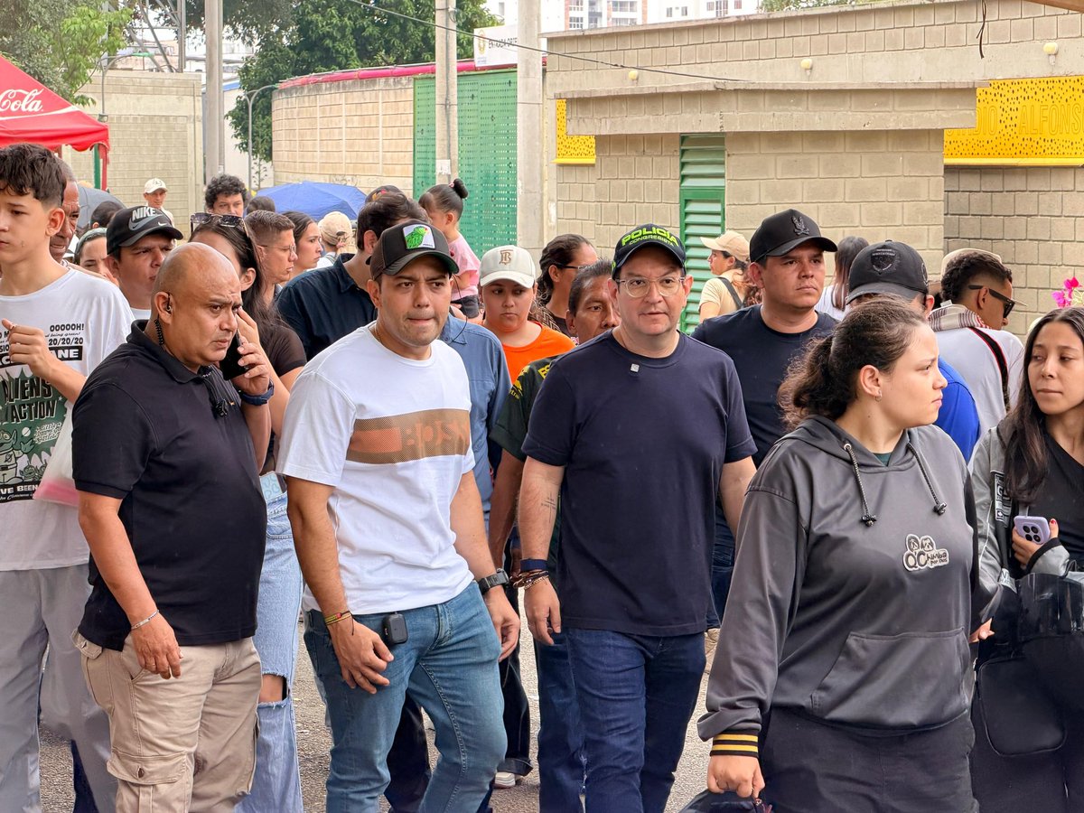 OscarVillamiz's tweet photo. ¡Nos gozamos la Feria Bonita de Colombia con nuestra gente! 

En el Festival de las Colonias compartimos con los santandereanos, disfrutamos los sabores de nuestra tierra y celebramos las tradiciones que nos unen.

Gracias a la @AlcaldiaBGA y al @IMCTBGA por garantizar una feria segura, organizada y llena de alegría para las familias.