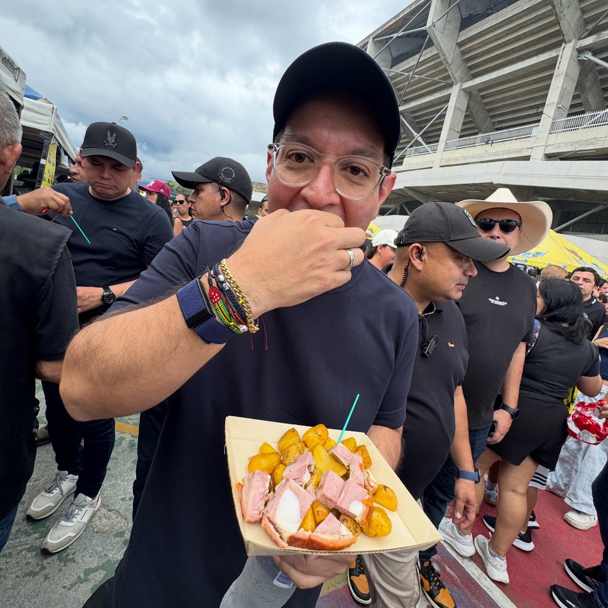 OscarVillamiz's tweet photo. ¡Nos gozamos la Feria Bonita de Colombia con nuestra gente! 

En el Festival de las Colonias compartimos con los santandereanos, disfrutamos los sabores de nuestra tierra y celebramos las tradiciones que nos unen.

Gracias a la @AlcaldiaBGA y al @IMCTBGA por garantizar una feria segura, organizada y llena de alegría para las familias.