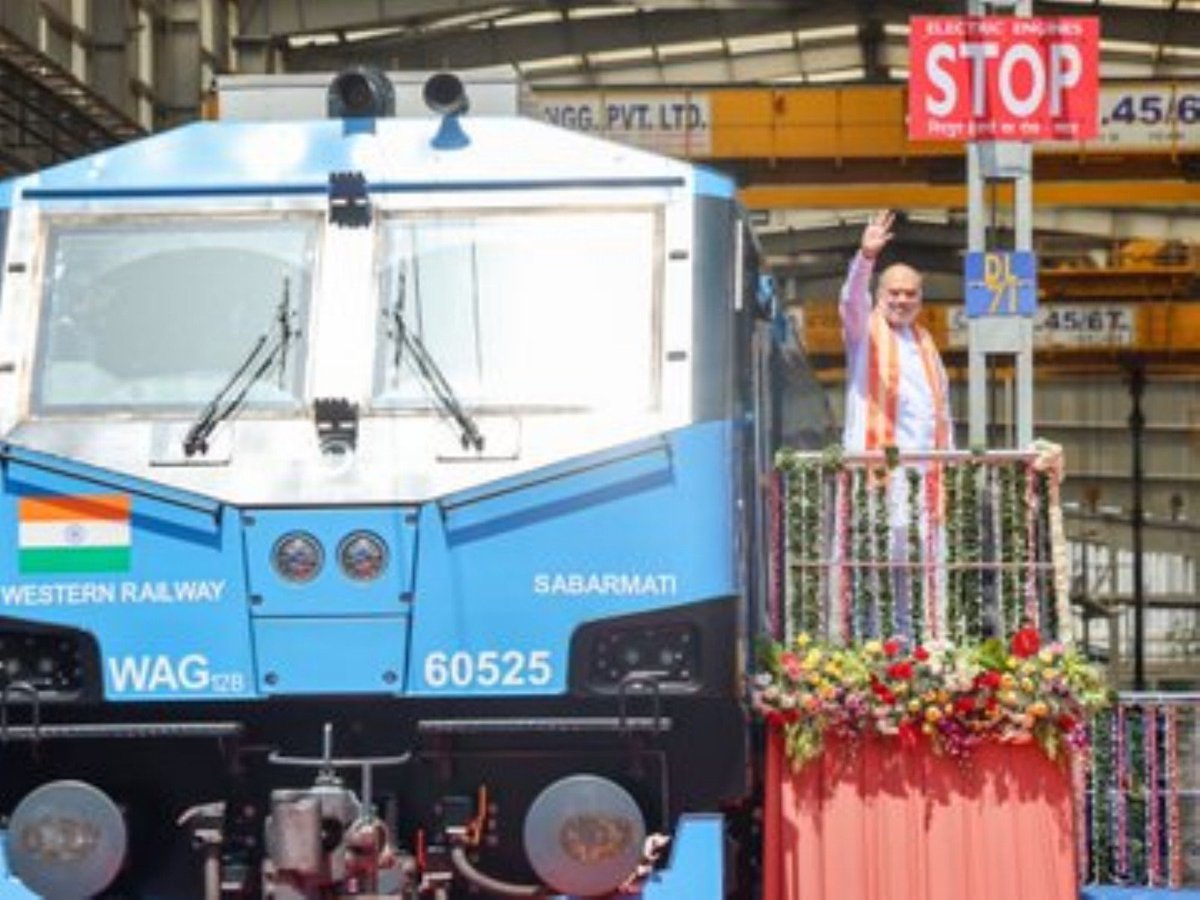 ani_digital's tweet photo. Gujarat: Amit Shah inaugurates development projects worth Rs 1,472 crore, flags off country’s first LNG-powered train
Read @ANI Story| https://t.co/8k7VttmRQi
#AmitShah #Gujarat #LNGpoweredtrain https://t.co/cyVRvrg9Ut