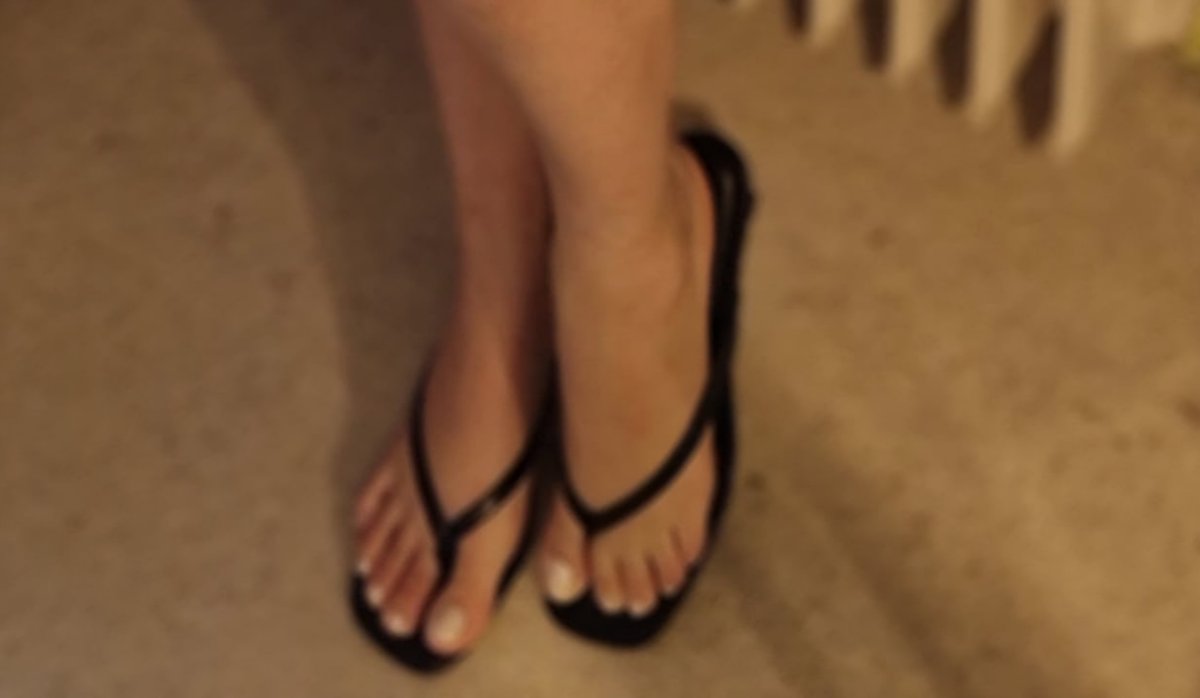 deusagregaah's tweet photo. Subimos eu e o corninho.

Comedor havia pedido para que eu estivesse molhadinha quando ele aparecesse. Estava sentada em uma cadeira e o corno me chupou até que o comedor apareceu, tirou a roupa e botou o pau na minha boca.

O corninho estava muito perto, passou a lamber meus pés https://t.co/HLeS2ggoWl