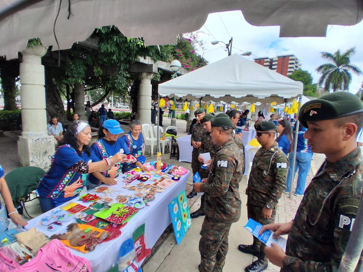 Ejercito_GT's tweet photo. Unidos para construir una Guatemala más inclusiva 🇬🇹🧏‍♀️ 🧏🏻 

Personal del #EjércitoGT, comprometidos con el servicio a la población y el fortalecimiento de una sociedad más inclusiva, participa en la Quinta Feria de Lengua de Señas de Guatemala, desarrollada por el Consejo Nacional para la Atención de las Personas con Discapacidad @conadiguatemala en la Plaza El Obelisco.

En el marco de la conmemoración del "Día de la Lengua de Señas de Guatemala" y de la "Semana Internacional de las Personas Sordas" esta actividad, constituye un espacio de encuentro que permite reconocer la importancia de la lengua de señas como una herramienta fundamental para garantizar la comunicación, participación e inclusión de las personas sordas en los diferentes ámbitos de la sociedad, a través de estos espacios de convivencia y sensibilización, que contribuyen a generar puentes de comunicación, respeto y solidaridad, promoviendo una cultura de inclusión que reconoce y valora la diversidad de Guatemala.

El Ejército de Guatemala reafirma su disposición de acompañar iniciativas que promueven el respeto a los derechos, la igualdad de oportunidades y la eliminación de barreras de comunicación, fortaleciendo los vínculos entre la institución y la población guatemalteca.

#CONADI
#LENSEGUA
#EjércitoGT
#EstamosCumpliendo
