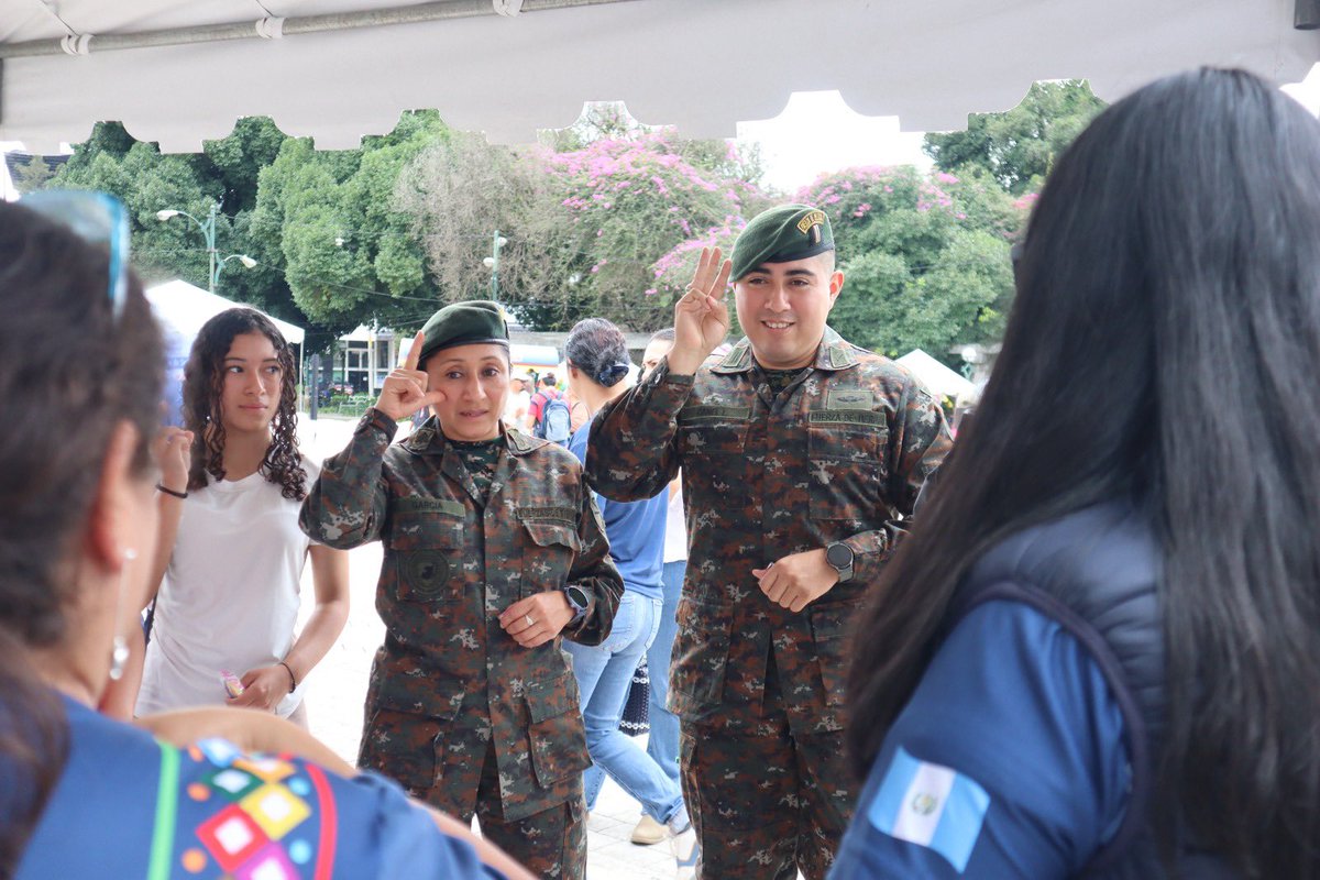 Ejercito_GT's tweet photo. Unidos para construir una Guatemala más inclusiva 🇬🇹🧏‍♀️ 🧏🏻 

Personal del #EjércitoGT, comprometidos con el servicio a la población y el fortalecimiento de una sociedad más inclusiva, participa en la Quinta Feria de Lengua de Señas de Guatemala, desarrollada por el Consejo Nacional para la Atención de las Personas con Discapacidad @conadiguatemala en la Plaza El Obelisco.

En el marco de la conmemoración del "Día de la Lengua de Señas de Guatemala" y de la "Semana Internacional de las Personas Sordas" esta actividad, constituye un espacio de encuentro que permite reconocer la importancia de la lengua de señas como una herramienta fundamental para garantizar la comunicación, participación e inclusión de las personas sordas en los diferentes ámbitos de la sociedad, a través de estos espacios de convivencia y sensibilización, que contribuyen a generar puentes de comunicación, respeto y solidaridad, promoviendo una cultura de inclusión que reconoce y valora la diversidad de Guatemala.

El Ejército de Guatemala reafirma su disposición de acompañar iniciativas que promueven el respeto a los derechos, la igualdad de oportunidades y la eliminación de barreras de comunicación, fortaleciendo los vínculos entre la institución y la población guatemalteca.

#CONADI
#LENSEGUA
#EjércitoGT
#EstamosCumpliendo