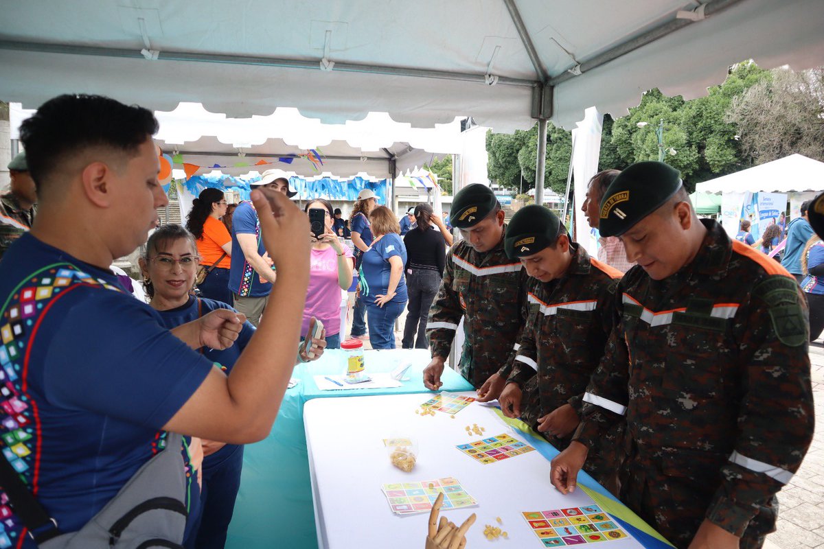 Ejercito_GT's tweet photo. Unidos para construir una Guatemala más inclusiva 🇬🇹🧏‍♀️ 🧏🏻 

Personal del #EjércitoGT, comprometidos con el servicio a la población y el fortalecimiento de una sociedad más inclusiva, participa en la Quinta Feria de Lengua de Señas de Guatemala, desarrollada por el Consejo Nacional para la Atención de las Personas con Discapacidad @conadiguatemala en la Plaza El Obelisco.

En el marco de la conmemoración del "Día de la Lengua de Señas de Guatemala" y de la "Semana Internacional de las Personas Sordas" esta actividad, constituye un espacio de encuentro que permite reconocer la importancia de la lengua de señas como una herramienta fundamental para garantizar la comunicación, participación e inclusión de las personas sordas en los diferentes ámbitos de la sociedad, a través de estos espacios de convivencia y sensibilización, que contribuyen a generar puentes de comunicación, respeto y solidaridad, promoviendo una cultura de inclusión que reconoce y valora la diversidad de Guatemala.

El Ejército de Guatemala reafirma su disposición de acompañar iniciativas que promueven el respeto a los derechos, la igualdad de oportunidades y la eliminación de barreras de comunicación, fortaleciendo los vínculos entre la institución y la población guatemalteca.

#CONADI
#LENSEGUA
#EjércitoGT
#EstamosCumpliendo