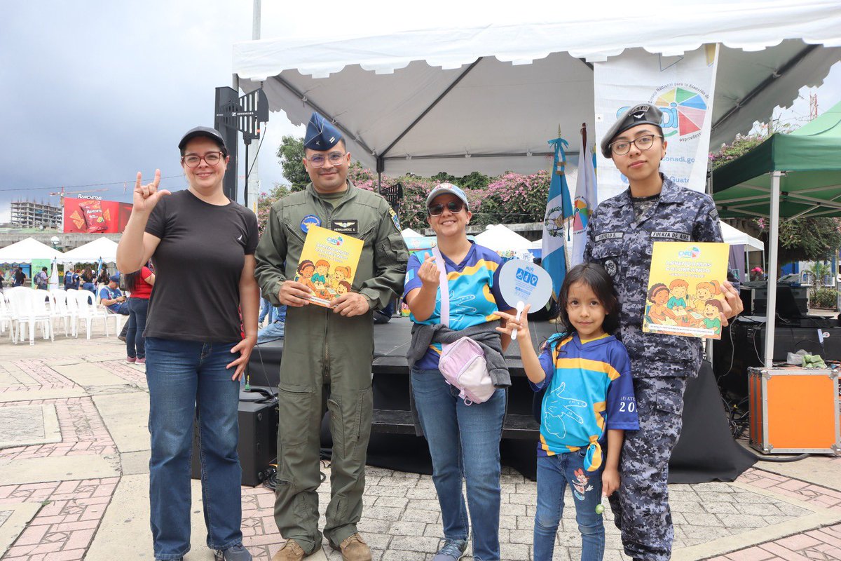 Ejercito_GT's tweet photo. Unidos para construir una Guatemala más inclusiva 🇬🇹🧏‍♀️ 🧏🏻 

Personal del #EjércitoGT, comprometidos con el servicio a la población y el fortalecimiento de una sociedad más inclusiva, participa en la Quinta Feria de Lengua de Señas de Guatemala, desarrollada por el Consejo Nacional para la Atención de las Personas con Discapacidad @conadiguatemala en la Plaza El Obelisco.

En el marco de la conmemoración del "Día de la Lengua de Señas de Guatemala" y de la "Semana Internacional de las Personas Sordas" esta actividad, constituye un espacio de encuentro que permite reconocer la importancia de la lengua de señas como una herramienta fundamental para garantizar la comunicación, participación e inclusión de las personas sordas en los diferentes ámbitos de la sociedad, a través de estos espacios de convivencia y sensibilización, que contribuyen a generar puentes de comunicación, respeto y solidaridad, promoviendo una cultura de inclusión que reconoce y valora la diversidad de Guatemala.

El Ejército de Guatemala reafirma su disposición de acompañar iniciativas que promueven el respeto a los derechos, la igualdad de oportunidades y la eliminación de barreras de comunicación, fortaleciendo los vínculos entre la institución y la población guatemalteca.

#CONADI
#LENSEGUA
#EjércitoGT
#EstamosCumpliendo