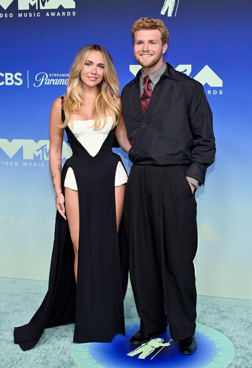 AlexWarrenAR's tweet photo. Alex Warren junto a su esposa Kouvr en los VMAs 2026. https://t.co/bOzLkMUcJT