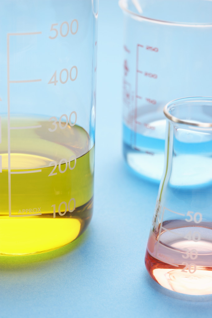 ttulu120's tweet photo. Just stumbled upon a super cool set of lab tools with a big beaker, zinc metal pieces, and halogen drops—chemistry vibes hitting different today! https://t.co/n486mKzYIx