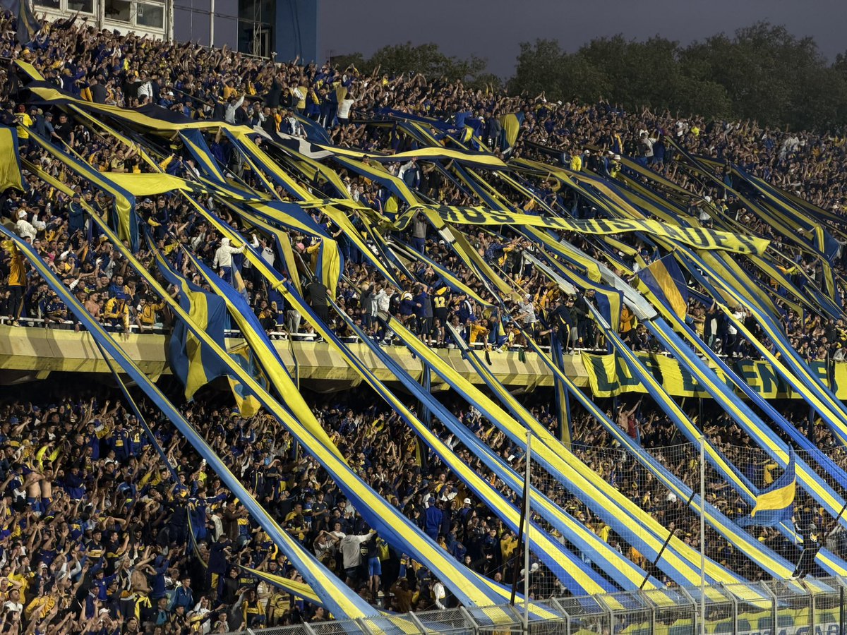 _LaBermudez's tweet photo. Arrodíllense ante la hinchada más grande del planeta tierra, una vez más. Aguante Boca, que los anti Boca nos chupen bien los dos huevos https://t.co/Y1s4uPY34B