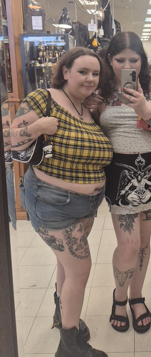 izzylizzy03's tweet photo. Us when we go out vs. when we get home 🤤 @thedanibubblez https://t.co/reOWgH1Lyg