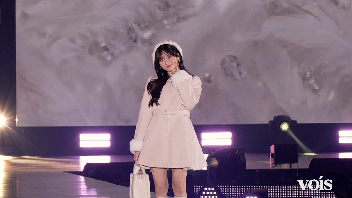 voisjp's tweet photo. 乃木坂46川﨑桜、白ファー×Aラインコートで魅せる上品可憐なピュアホワイトルック
https://t.co/pjgMciEJKr https://t.co/ba6Et94Zvn