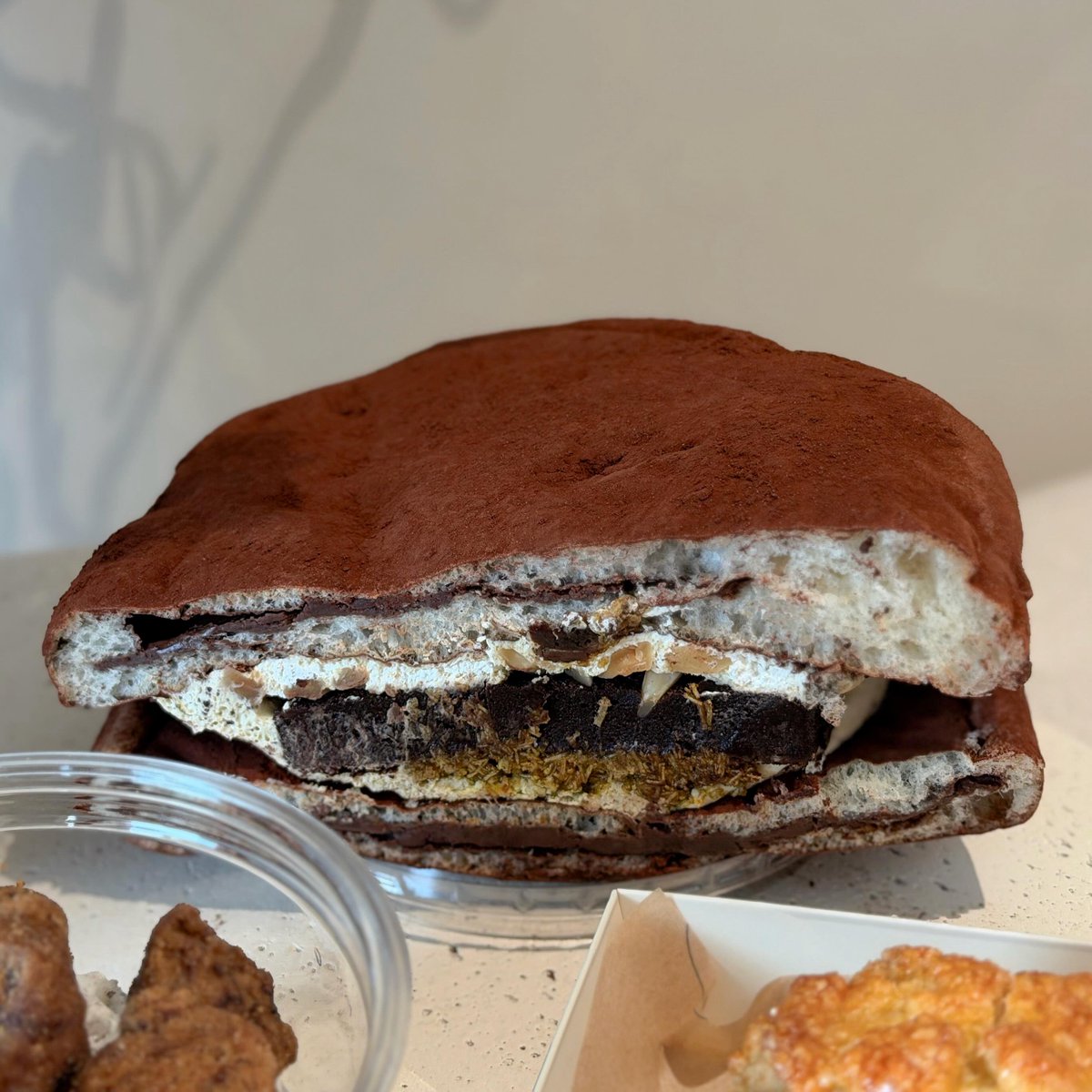 LynetteBoli5's tweet photo. Always a good time at Oatsome. Oatsome’s Dubai dark chocolate pistachio bbang gets incredibly crispy when air-fried, with a rich chocolate flavour and nutty pistachio kataifi aftertaste. The genmaicha dark chocolate parfait was more https://t.co/D1xNfhFiuF