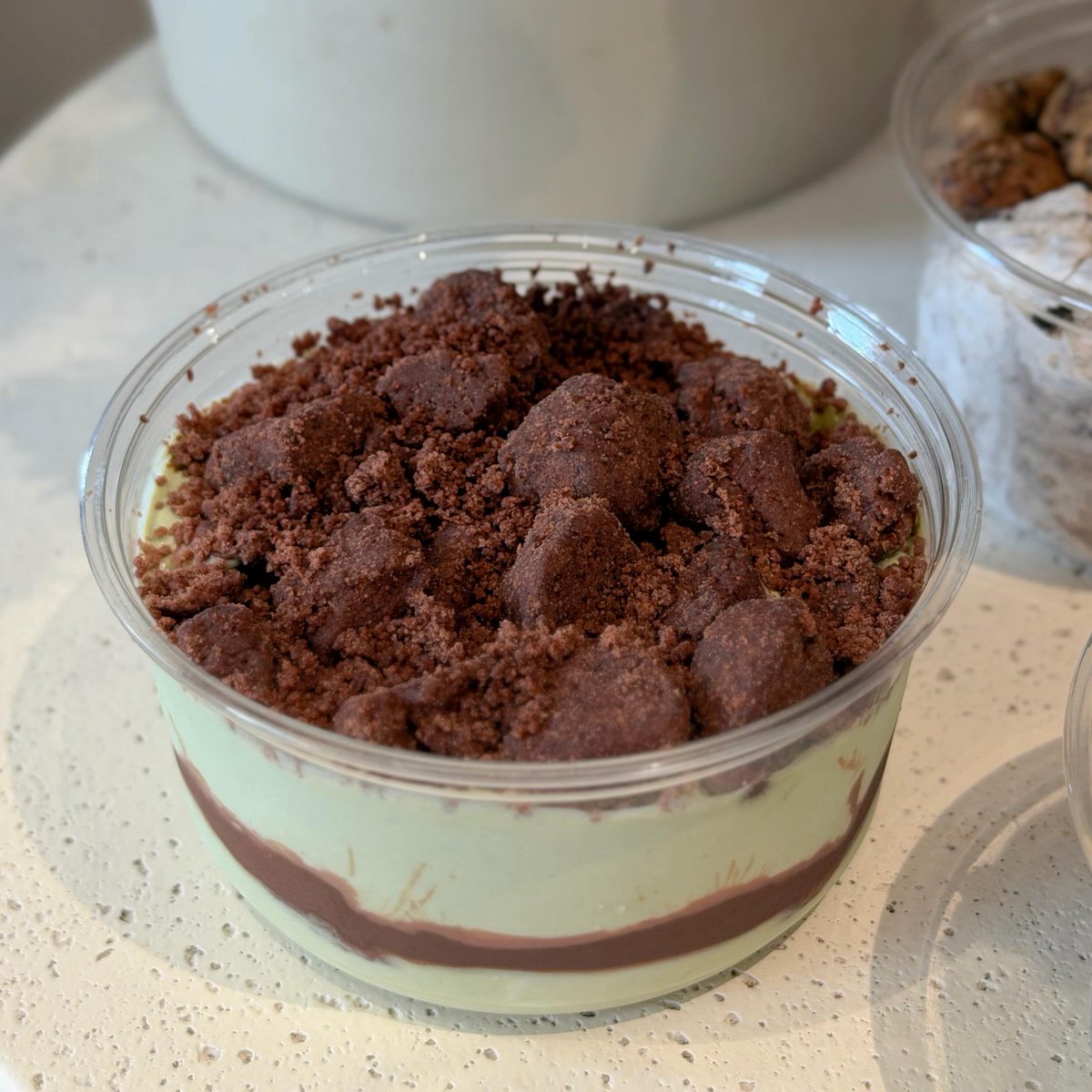 LynetteBoli5's tweet photo. Always a good time at Oatsome. Oatsome’s Dubai dark chocolate pistachio bbang gets incredibly crispy when air-fried, with a rich chocolate flavour and nutty pistachio kataifi aftertaste. The genmaicha dark chocolate parfait was more https://t.co/D1xNfhFiuF