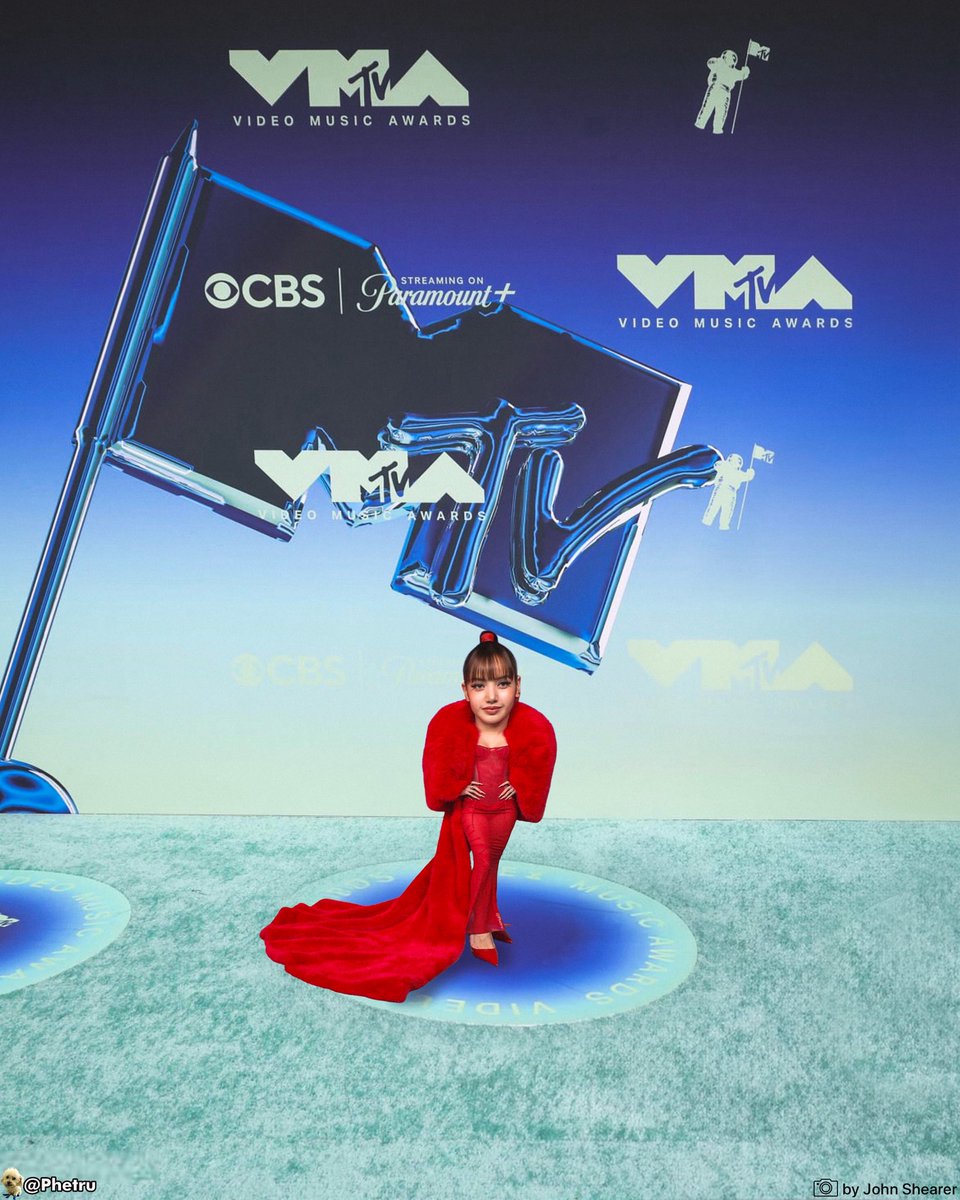 Phetru's tweet photo. LISA at the VMAs https://t.co/hFGPr3fswu