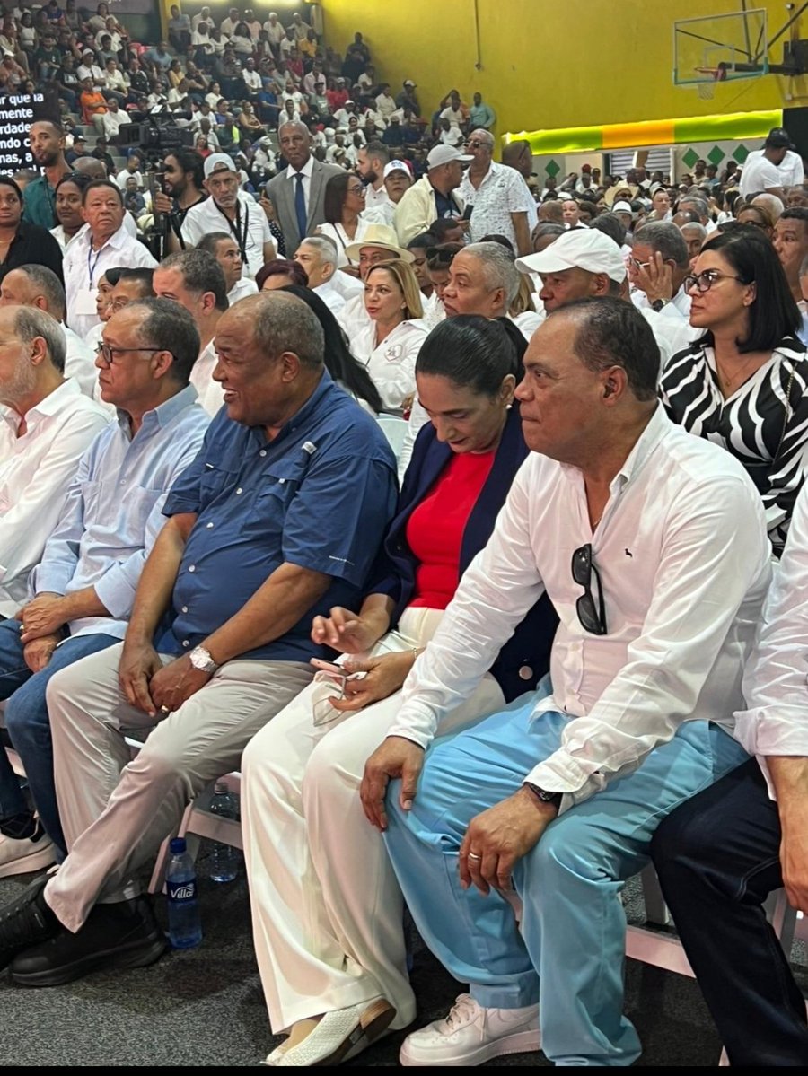 eligiojaquez's tweet photo. Senadores, Diputados, Alcaldes Directores, funcionarios, agrónomos, veterinarios, secretarias, amigos, compañeros, hermanos, sobrinos, ex funcionarios y hasta pica pica hicieron acto de presencia hoy en el acto del Club San Carlos y creo que todos salieron entusiasmados de allí ! https://t.co/Bl4F7rbaz6