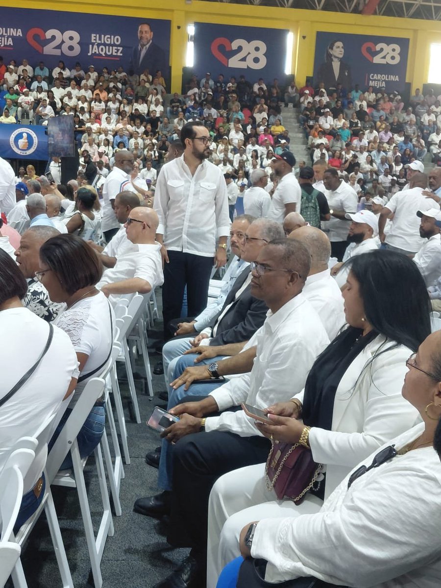 eligiojaquez's tweet photo. Senadores, Diputados, Alcaldes Directores, funcionarios, agrónomos, veterinarios, secretarias, amigos, compañeros, hermanos, sobrinos, ex funcionarios y hasta pica pica hicieron acto de presencia hoy en el acto del Club San Carlos y creo que todos salieron entusiasmados de allí ! https://t.co/Bl4F7rbaz6