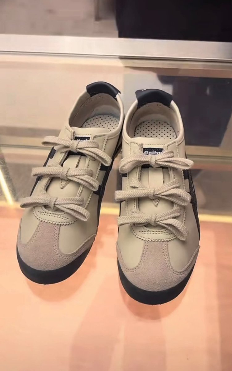 alluraxxsss's tweet photo. MAY STAFF NA NAGTURO SA’KIN NG GANITONG WAY NG PAG-TALI NG ONITSUKA 😭👟✨ Ang cute na nga tingnan, sobrang convenient pa! Isuot at tanggalin na parang slip-on—goodbye yuko every time magtali. 😂🤎 https://t.co/kLht08UBFD