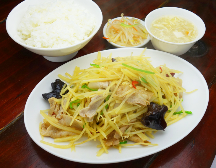 ChinaMinatoan's tweet photo. ＼ジャガイモたっぷりの一品！／

細切りのジャガイモをたっぷり炒めた
『豚肉とじゃがいも細切りセット』

ライス・スープ・漬物がセットで、
お腹いっぱい食べられます🤤✨

#中国食堂 #中華 #定食 #山下町 #炒め #横浜 https://t.co/EhjtGMupmb