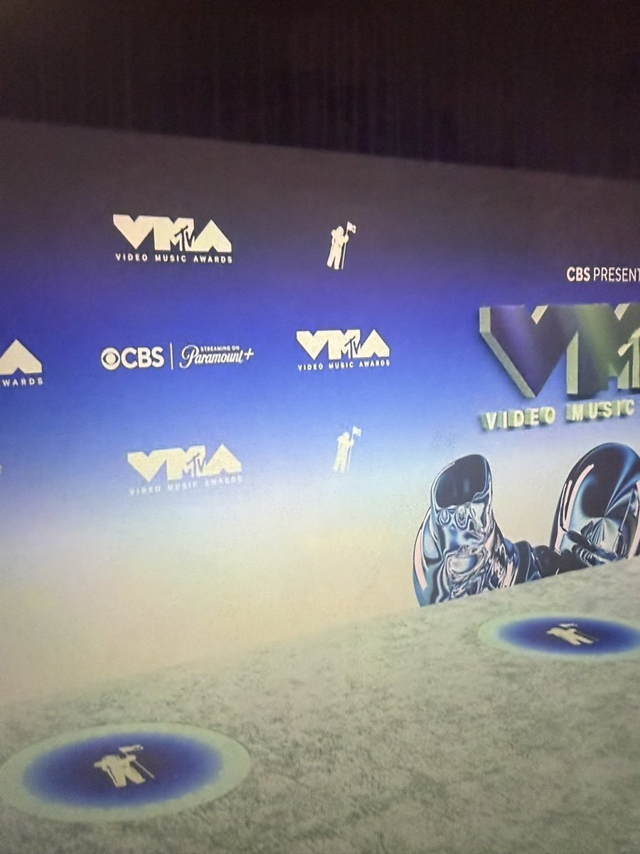 taybeercarpentr's tweet photo. omg nessa is at the vmas!! https://t.co/4ZjvcaywzO