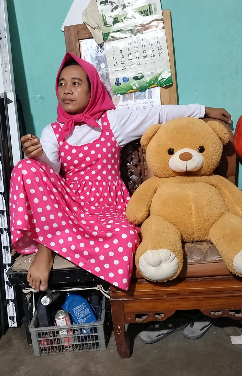 Carlyesteh12's tweet photo. Marwi and the bear https://t.co/YXsh0NlJfy