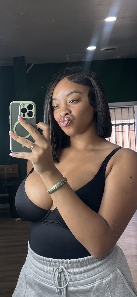 thatgirrlll_'s tweet photo. 💇🏽‍♀️ https://t.co/icYNzcUgff