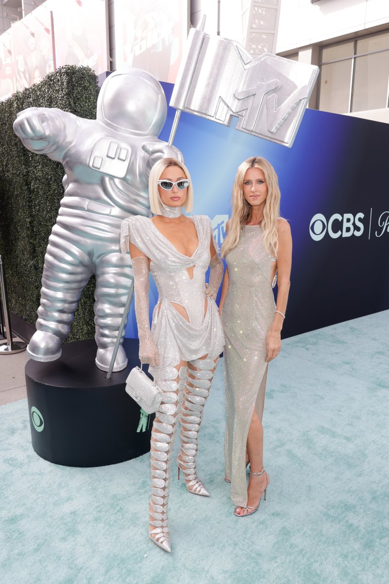 KrutoMedia's tweet photo. Paris Hilton and Nicky Hilton attends the #VMAs red carpet

Photo: Francis Specker/CBS https://t.co/KSrtVD9BXN
