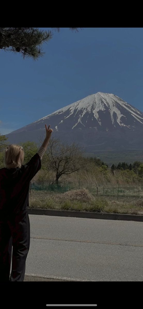 harami622's tweet photo. 旅してて思ったけど私の旅の発信って誰にも役立たないww
旅行で絶対節約貧乏旅したくないし、
かと言って超豪華で大金持ちでもない。

バックパックで世界一周もしてないし、する気もないのに、今クロアチアから無計画にふらふら漂ってたら世界一周してるの?とDMが来るんだけど帰りたくなったら帰るし、続けて世界一周できる人じゃない😅なのに、ずっと移動してるw

計画的に行動してるわけじゃないから役立ちもしないしタクシーもガンガン乗るし、かと思いきやキックボードレンタルもする。

別にその国の全てを観光したいってわけでもないし、ホテルから一歩も出ずにゴロゴロしてホテル内のジムに行くしかしない日もある。その国の郷土料理を食べるわけでもない。
いきなりミシュランレストランに行く日もあれば、次の日にはどっかの国で自炊してる。
有名なお店にもあまり興味がないが行ってみることもあるし、突然どっかの国のネイルサロンとかに行ったりもする。

お土産にはもっと興味がないw
おしゃれは好きだけど旅してる時、洋服ほとんど同じの洗濯して着てるから映えないし。荷物少ないけどバックパックではない。w

仕事しながら短期間で弾丸行く人でもないし
こんなん誰が見るんだよってくらい、中途半端で全く役立たない自己満SNS🌏😂😂

なのに、フォローしてくれてる方々ありがとう！！w