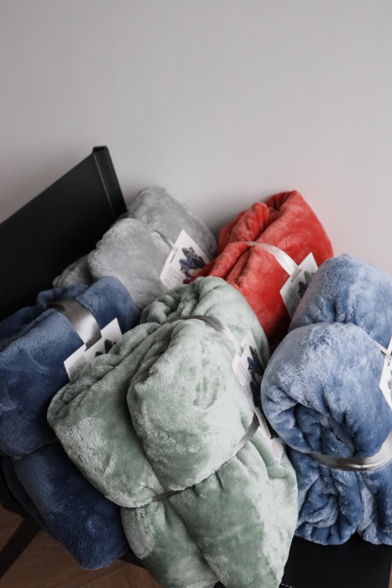 GennaBrieg0ex's tweet photo. Chilled evening = warm blanket + iced lemon tea + my favorite show  What’s your go-to lazy vibe combo https://t.co/jWvI75XVsB