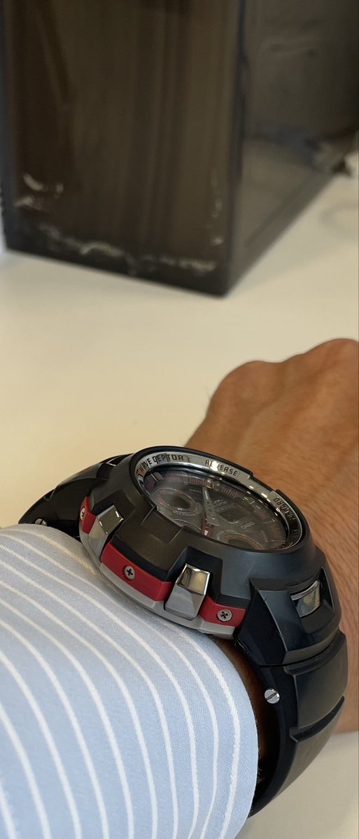 asami04282000's tweet photo. 今週も雨スタートです。相棒はグラビティマスターのご先祖、The G GW-1100。アナログ電波ソーラーモデル。長雨でソーラーモデルの充電ができなくて困りますね。テンション上げて過ごします。 https://t.co/X5bLUvZ5JJ