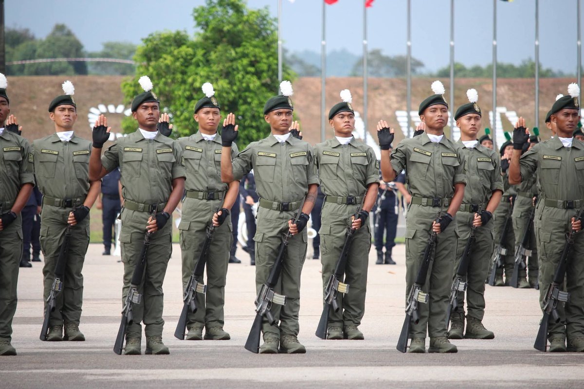GardaAramis's tweet photo. AKPS graduates 407 enforcement personnel to boost its current force.

Officers dress uniform shed forage cap for beret https://t.co/JizyijJSI4