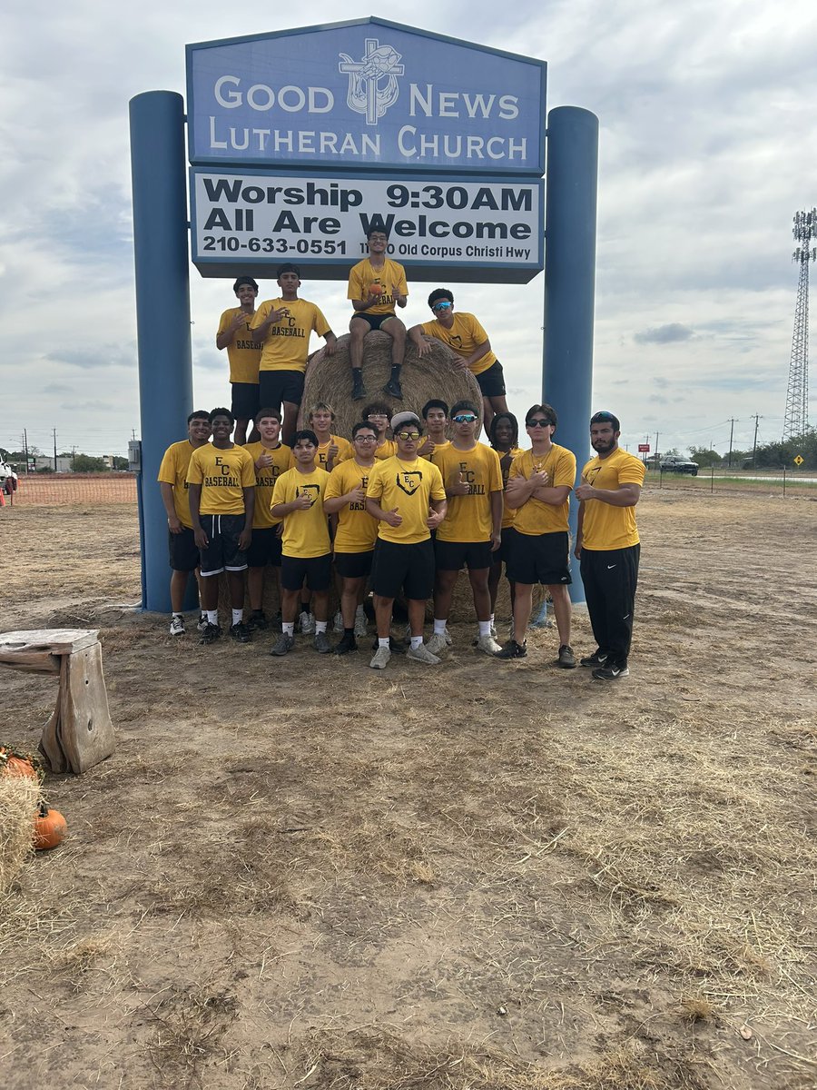 _ECBaseball's tweet photo. Great morning for the EC Baseball Team! Volunteering at the pumpkin patch. #culture #community @ArriolaSuzette @_ECAthletics https://t.co/ykqAUHjnuz