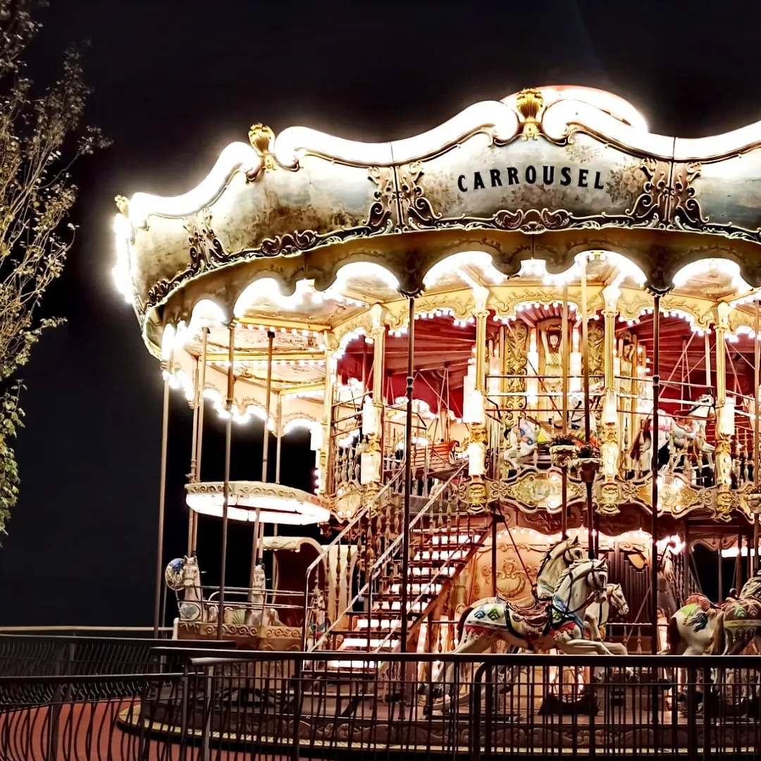 chowdock's tweet photo. 💫El carrusel de la Vida ens fa estar a dalt, a baix, donant voltes... Potser només cal adonar-nos d'on ens trobem, per continuar avançant i creant tot allò que realment volem. Cada any, per aquesta època publico la imatge d'un carrusel descrivint https://t.co/RS2ZbObkYb