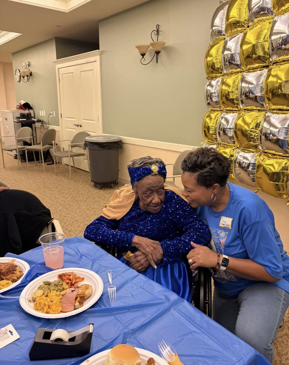 ClassiestQueen's tweet photo. My auntie Naomi celebrated her 116th birthday this weekend! Her little brother is my great grandfather! My mommy went up there to celebrate 💐 oldest citizen in the USA, 2nd in the World! https://t.co/5Mr2FPhl4b