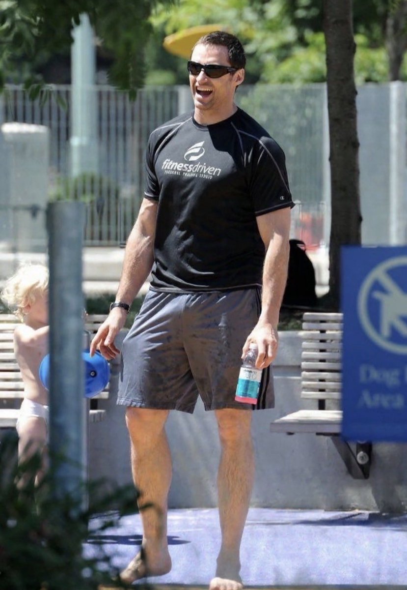 moopiezel's tweet photo. Hugh Jackman wearing shorts https://t.co/lmMkEqPZTL