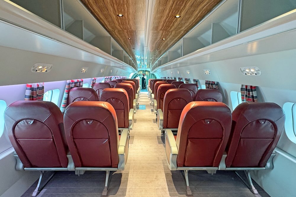 SimoneO70707107's tweet photo. Beautifully restored and retro-inspired interior of Lufthansa‘s Lockheed L-1649 "Super Star“ on display in HangarOne in FRA #lufthansa #wearelufthansa #lockheed #l1649 #superstar https://t.co/pGM4dusv3a