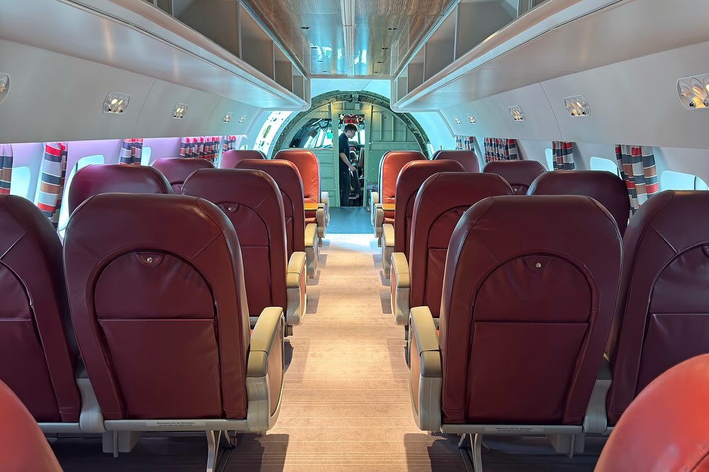 SimoneO70707107's tweet photo. Beautifully restored and retro-inspired interior of Lufthansa‘s Lockheed L-1649 "Super Star“ on display in HangarOne in FRA #lufthansa #wearelufthansa #lockheed #l1649 #superstar https://t.co/pGM4dusv3a