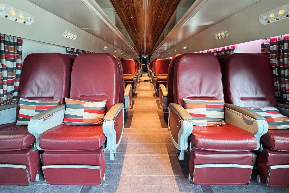 SimoneO70707107's tweet photo. Beautifully restored and retro-inspired interior of Lufthansa‘s Lockheed L-1649 "Super Star“ on display in HangarOne in FRA #lufthansa #wearelufthansa #lockheed #l1649 #superstar https://t.co/pGM4dusv3a