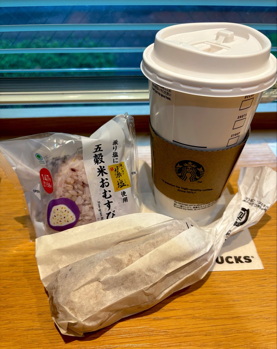 komeuma_mi's tweet photo. 本日病院🏥鬼連勤続きだったけど体調が大きく崩す事なくなんとか過ごせてる😮‍💨ﾌｧﾐﾏの五穀🍙うまい！雑穀米おいしいし自然と咀嚼増えるからすき。今日はブラックじゃなくてカフェミストにしてみた！雨の日は気圧なのか気持ちの問題なのか、滅入りますなぁ。。 https://t.co/q35t0MGHsx