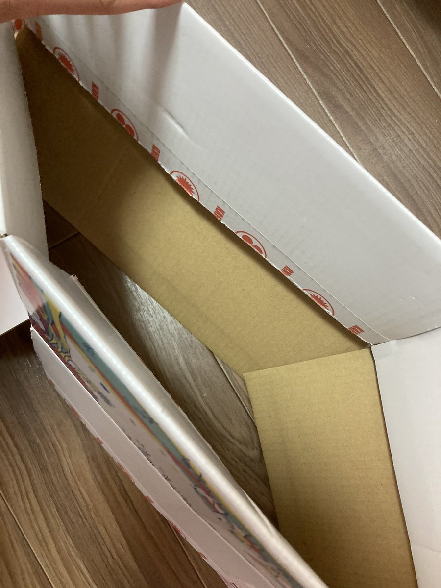 takizawa0914's tweet photo. 【今日のごみトリビア】
出し方の指定がない地域でのダンボール回収はこの出し方が便利です。大きめのダンボール底の部分を内側に折るとポケットみたいなのが出来ます。そこに挟めば大きさバラバラのダンボールの持ち運びが楽にできます。これをタキザワ方式と言います。 https://t.co/V44SaebwhT