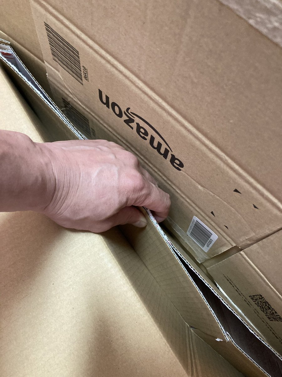 takizawa0914's tweet photo. 【今日のごみトリビア】
出し方の指定がない地域でのダンボール回収はこの出し方が便利です。大きめのダンボール底の部分を内側に折るとポケットみたいなのが出来ます。そこに挟めば大きさバラバラのダンボールの持ち運びが楽にできます。これをタキザワ方式と言います。 https://t.co/V44SaebwhT