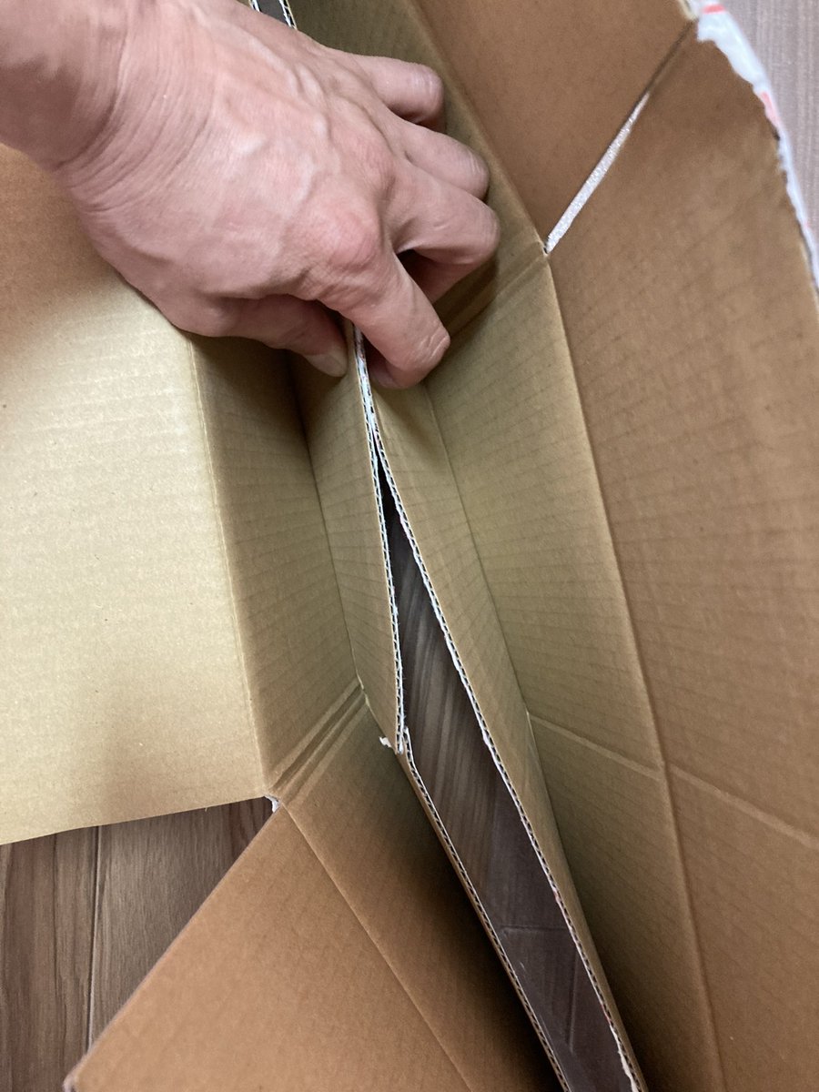 takizawa0914's tweet photo. 【今日のごみトリビア】
出し方の指定がない地域でのダンボール回収はこの出し方が便利です。大きめのダンボール底の部分を内側に折るとポケットみたいなのが出来ます。そこに挟めば大きさバラバラのダンボールの持ち運びが楽にできます。これをタキザワ方式と言います。 https://t.co/V44SaebwhT