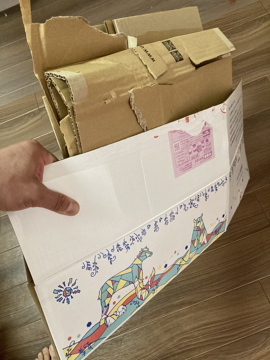 takizawa0914's tweet photo. 【今日のごみトリビア】
出し方の指定がない地域でのダンボール回収はこの出し方が便利です。大きめのダンボール底の部分を内側に折るとポケットみたいなのが出来ます。そこに挟めば大きさバラバラのダンボールの持ち運びが楽にできます。これをタキザワ方式と言います。 https://t.co/V44SaebwhT