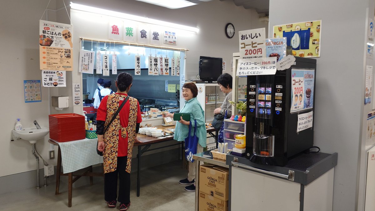 LindoYS150's tweet photo. 早朝5時　陸奥湊駅前朝市
魚菜小売市場ではいわゆる勝手丼が出来るんだけど観光客価格かな
他にも小売店がいくつも開いてます
気仙沼の魚屋行くので見学だけ https://t.co/9nKMwAq7GJ