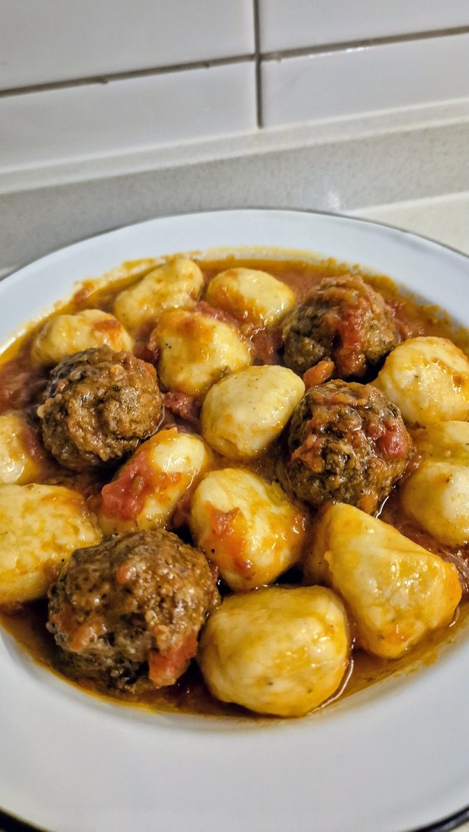 poggibru's tweet photo. Hice los ñoquis más ricos (y mas grandes) del mundo. La receta es de Francis y no falla. La salsa de tomate también es de Mallmann y tampoco falla. Para la próxima los corto más chicos 🫣 https://t.co/AJ0x9Zg6vb
