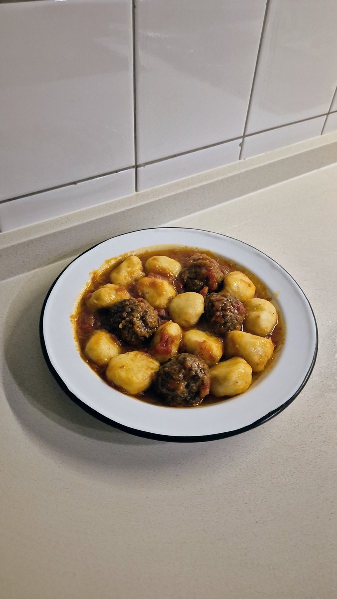 poggibru's tweet photo. Hice los ñoquis más ricos (y mas grandes) del mundo. La receta es de Francis y no falla. La salsa de tomate también es de Mallmann y tampoco falla. Para la próxima los corto más chicos 🫣 https://t.co/AJ0x9Zg6vb