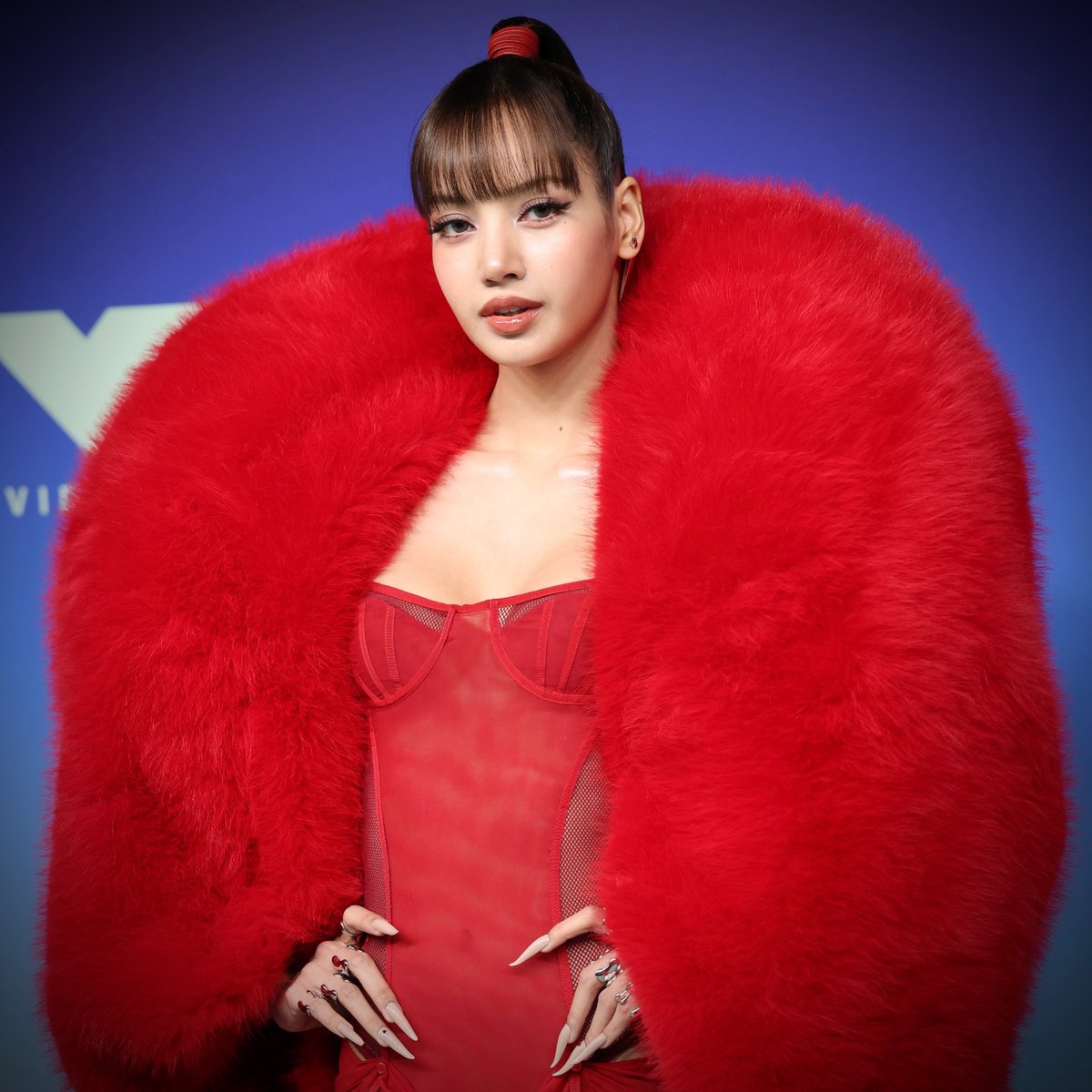 TheePopCore's tweet photo. LISA dominates social media as she trends with over 300K mentions and 1 MILLION engagements on X alone following her glamorous red carpet look at the VMAs. https://t.co/OyzRMpXQwq