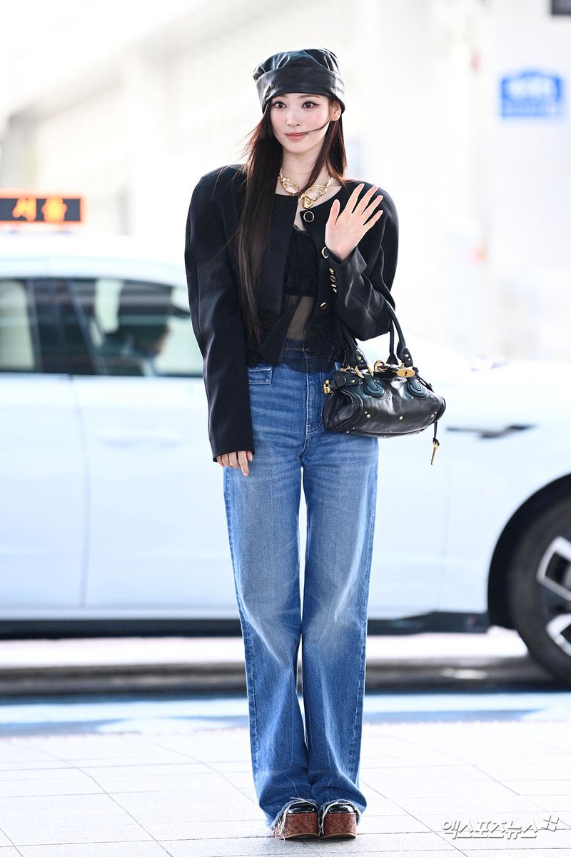 meovvsource's tweet photo. ANNA AT THE AIRPORT HEADING TO PARIS TO ATTEND CHLOE FASHION SHOW

#ANNA #안나 #MEOVV #미야오 https://t.co/WrU5JYuRPJ