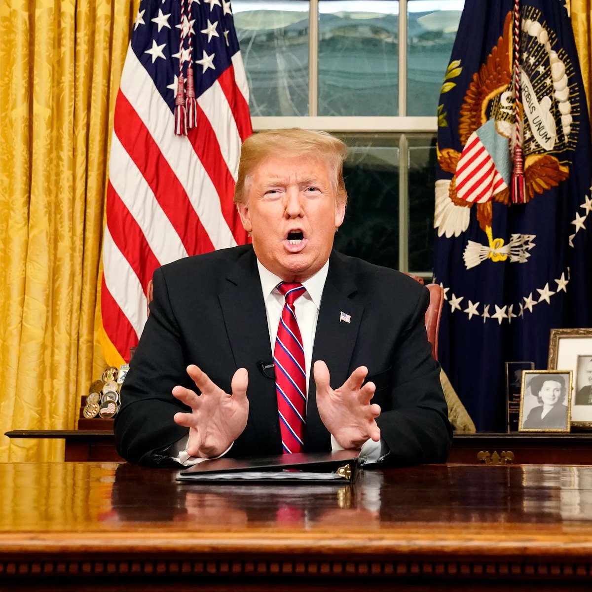 EricLDaugh's tweet photo. 🚨 PRESIDENT TRUMP will make an announcement from the Oval Office tomorrow at 2PM ET

47 is headed BACK to the White House tonight

I wonder what it's gonna be, he's got another busy week coming 🔥 https://t.co/FxNlvaCQlq